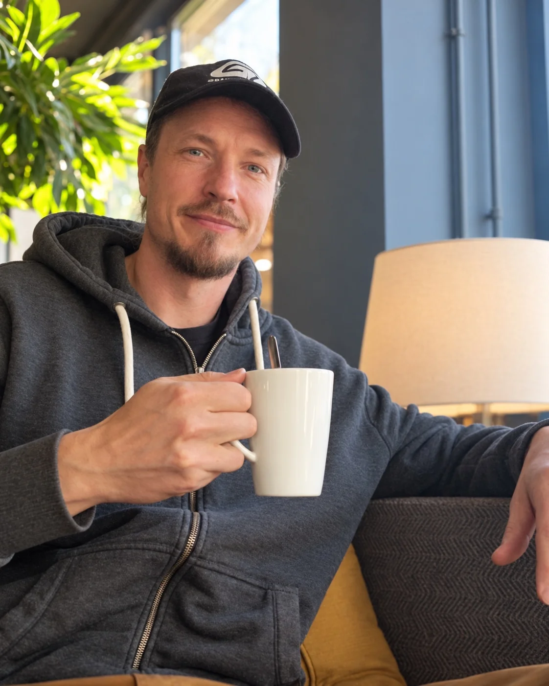 Daniel Cederberg kahvikuppi kädessään kahvilassa